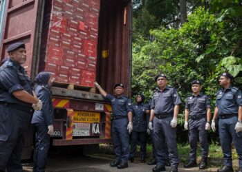 NADZRI Che Ani menunjukkan sebahagian minuman keras yang dirampas ketika sidang akhbar di Pejabat JKDM Melaka, Ayer Keroh, Melaka.