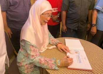 DATUK Seri Dr. Wan Azizah Wan Ismail pada majlis pelancaran Podcast Perpaduan di Wisma SP Care Antara Gapi, di sini. - UTUSAN