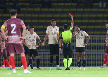 ADIB Raop (dua kanan) menerima kad merah daripada pengadil, Muhammad Munir Mohd. Izam setelah merujuk VAR dalam aksi pra musim Kedah menentang Penang di Stadium Darul Aman, kelmarin. -UTUSAN/SHAHIR NOORDIN