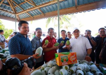 DZOWAHIR Ab Ghani (tiga kiri) menunjukkan mempelam harumanis pada Majlis Perasmian Fiesta Mempelam Kedah 2024 di Pusat Mempelam Sala, Yan.