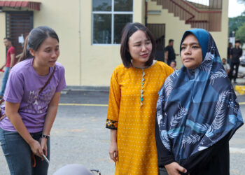 PANG Sock Tao melawat Azimah yang kehilangan suami dan dua anaknya akibat lemas di Sungai Balak, di sini - UTUSAN/M. FIRDAUS M. JOHARI.