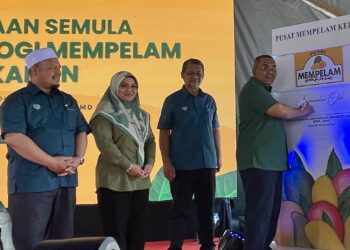 MUHAMMAD Sanusi Md. Nor menandatangani plak pada Majlis Perasmian Penjenamaan Semula Pusat Teknologi Mempelam Sala di Yan.