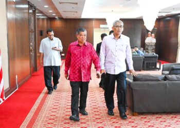 DATUK Seri Mohamad Sabu dan Dr. Ismail Salleh (kanan) turut menyertai Mesyuarat Khas Pembangunan Kedah yang dipengerusikan Perdana Menteri di Wisma Darul Aman, baru-baru ini.