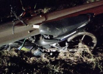 MOTOSIKAL ditunggang Muhammad Nazim Nafis Mohd. Khairi remuk selepas merempuh penghadang besi jalan berdekatan kawasan rehat Tawar, Jalan Baru Kulim-Baling-Gerik.