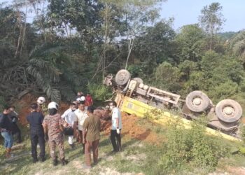 SEORANG wanita maut selepas lori dinaiki bersama lelaki dipercayai suaminya terbalik ke dalam gaung di sebuah kuari di Kampung Air Putih, Junjung di Kulim.
