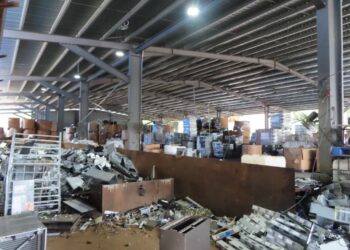 KEADAAN kilang memproses sisa elektronik haram didalangi warga asing yang diserbu Jabatan Imigresen di Klang, Selangor, Khamis lalu. - IHSAN JABATAN IMIGRESEN