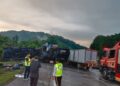 KEMALANGAN maut melibatkan tiga buah lori di KM 367.1 Lebuh Raya Utara-Selatan arah Selatan di Sungkai menghala ke Slim River hari ini. - UTUSAN/JBPM PERAK