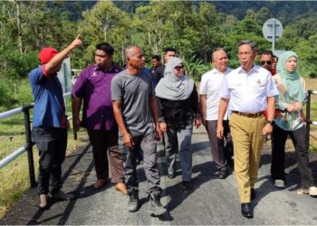 JALALUDDIN Alias (dua dari kanan) meninjau jambatan yang telah siap dibina ketika hadir pada Majlis Penyerahan Jambatan itu di Kampung Chalin, Jelebu, semalam.