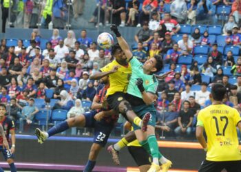 Penjaga gol  Negeri Sembilan, Muhamad Aqil menumbuk bola keluar dari kawasan bahaya dalam aksi Liga Super 2024 menentang JDT di Stadium Sultan Ibrahim, Iskandar Puteri, petang tadi. UTUSAN/RAJA JAAFAR ALI