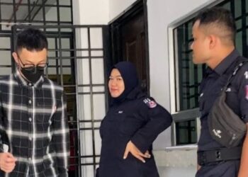 Lim Guan Yan (kiri) keluar dari Mahkamah Majistret Batu Pahat semalam selepas didakwa merempuh seorang OKU sehingga maut dalam kejadian di Parit Sulong, Batu Pahat, 27 Februari lalu.