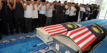 IMAM Mohd Nazri Ali mengetuai solat jenazah dua anggota polis yang terkorban dalam serangan di Balai Polis Ulu Tiram di IPK Johor Bahru semalam.