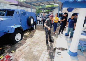 RAZARUDIN Husain melihat senjata yang digunakan oleh seorang lelaki yang menyerang dan menembak anggota polis sehingga menyebabkan dua maut dan seorang cedera di Balai Polis Ulu Tiram, Johor Bahru.