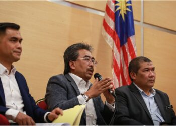 JOHARI Abdul Ghani pada sidang media berkaitan isu minyak sawit di Menara Dato’ Onn, Pusat Dagangan Dunia Kuala Lumpur, semalam. – UTUSAN/AFIQ RAZALI