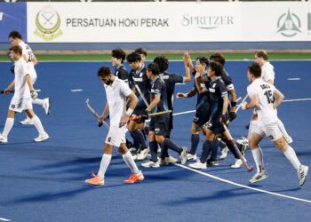 PEMAIN-Pemain Jepun meraikan jaringan kedua ketika menentang Kanada pada aksi kelima pusingan round robin Piala Sultan Azlan Shah, malam tadi.-UTUSAN/MUHAMAD NAZREEN SYAH MUSTHAFA