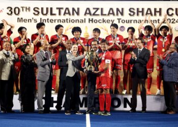 RAJA Permaisuri Perak, Tuanku Zara Salim (tengah) berkenan menyampaikan Piala Sultan Azlan Shah (PSAS) kepada kapten Jepun, Raiki Fujishima selepas pasukan itu muncul juara edisi ke-30, Jepun.-UTUSAN/MUHAMAD NAZREEN SYAH MUSTHAFA