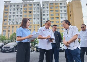 MOHD. Jafni Md. Shukor mengadakan lawatan ke projek perumahan Taman Seri Molek Perdana, Johor Bahru.