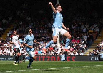 JULIAN Alvarez meraikan jaringan gol menentang Fulham dalam saingan Liga Perdana Inggeris di Craven Cottage, semalam. Manchester City menang 4-0. - AFP