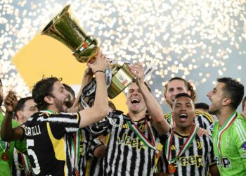 PEMAIN-pemain Juventus menjulang Piala Itali selepas menewaskan Atalanta 1-0 pada perlawanan akhir di Stadium Olimpik, Rome, pagi ini. - AFP