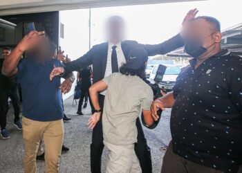 KEKECOHAN yang berlaku ketika petugas media membuat liputan kes pengarah urusan sebuah syarikat hartanah yang direman SPRM bagi siasatan berkaitan kes Tanah Rizab Melayu di Bangunan Wisma Wan Mohamad di Ipoh hari ini. - UTUSAN/MUHAMAD NAZREEN SYAH MUSTHAFA