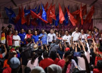 SIAPA sangka Barisan Nasional (BN) yang dulunya ‘tidak sebulu’ dengan  Pakatan Harapan (PH) kini berdiri atas satu pentas bagi memastikan kerusi Parlimen Kuala Kubu Baharu kekal menjadi milik DAP. – UTUSAN/MOHD. FIRDAUS MOHD. JOHARI