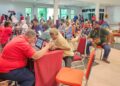 SEBAHAGIAN pencarum berurusan di kuanter untuk urusan memohon memindahkan simpanan daripada Akaun Sejahtera ke Akaun Fleksibel di pejabat KWSP Kuala Terengganu, semalam. – UTUSAN/PUQTRA HAIRRY ROSLI
