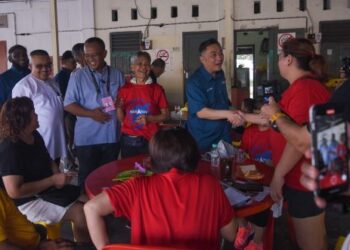 KHAIRUL Azhari Saut menyantuni orang ramai ketika berkunjung di Pasar Awam Kuala Kubu Baharu, Hulu Selangor, hari ini. - UTUSAN/M. FIRDAUS M. JOHARI