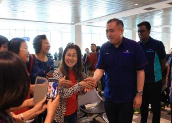 ANTHONY Loke Siew Fook (tiga dari  kanan) bersalaman dengan pengguna Lapangan Terbang Sultan Ismail Petra Pengkalan Chepa, Kota Bharu, Kelantan, semalam. – UTUSAN/KAMARUL BISMI KAMARUZAMAN