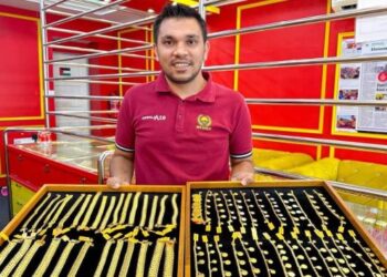 MURTADHATUMIZI Mustapha menunjukkan aneka pilihan barang kemas yang ditawarkan oleh pihaknya di Kota Bharu, Kelantan. 
– UTUSAN/ROSLIZA MOHAMED