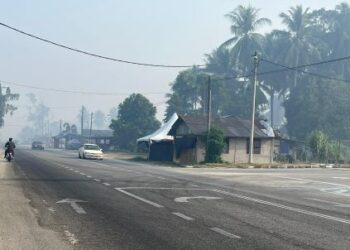 ASAP kebakaran hutan menyebabkan keadaan jerebu di sekitar Kampung Beris Lalang, Bachok, Kelantan, sejak seminggu lalu. – UTUSAN/TOREK SULONG