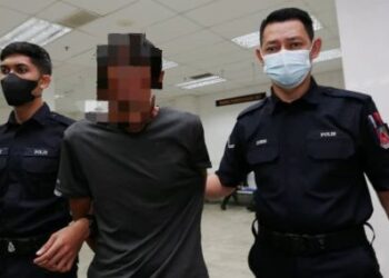TERTUDUH (tengah) semasa dibawa untuk prosiding perbicaraan di Mahkamah Sesyen Kota Bharu, Kelantan, semalam. – UTUSAN/ROSALWANI CHE SOH