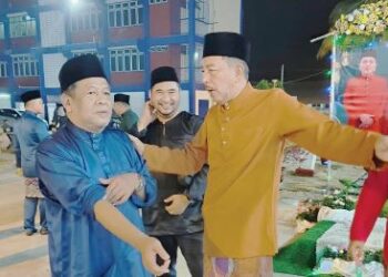 MUHAMAD Zaki Harun (dua, kanan) beramah mesra dengan Pengarah Pengurusan Bencana negeri, Nik Mohamed Noor Nik Ishak semasa Majlis Rumah Terbuka Aidilfitri Ibu Pejabat Polis Daerah (IPD) Pasir Puteh, Kelantan, semalam. - UTUSAN/YATIMIN ABDULLAH