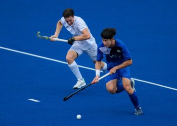 PEMAIN Kanada, Matthew Sarmento cuba mengejar pemain Korea Selatan pada aksi ketiga melibatkan kedua-dua pasukan di Stadium Azlan Shah, sebentar tadi.