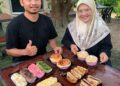 RAFIDAH MOIN bersama suaminya, Mohd. Helmi Rahim menunjukkan produk roti yang dijual di LaPaRoti, Tama Setia Jaya, Seremban, Negeri Sembilan.
