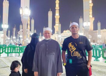 Noordin Othman bersama ahli keluarganya ketika ditemui wartawan Utusan Malaysia di Madinah, semalam.