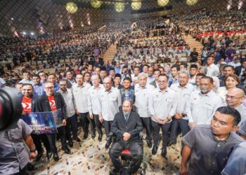 Anwar Ibrahim bersama sebahagian penerima anugerah tokoh pekerja sempena sambutan Hari Pekerja Peringkat Kebangsaan 2024 di Putrajaya, kelmarin. – UTUSAN/FAISOL MUSTAFA