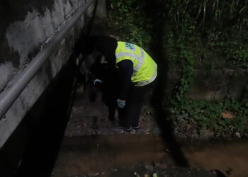 PEGAWAI JAS mengambil sampel air daripada kawasan sebuah premis kilang susulan kejadian pencemaran Loji Rawatan Air (LRA) Sungai Linggi, Seremban pagi ini.