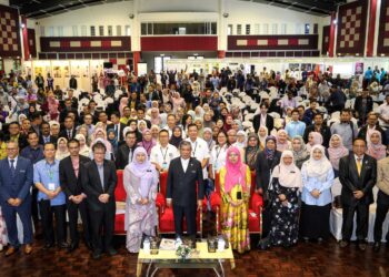 MOHAMAD Sabu bersama sebahagian peserta yang mengikuti Konvensyen Pengembangan Veterinar dan Hari Inovasi 2024 di Universiti Putra Malaysia, semalam. - UTUSAN/MOHD IQBAL