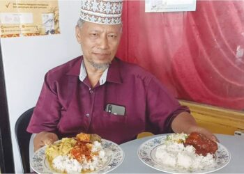 SIPON Sawab menujukkan Menu Rahmah berlauk ikan atau ayam  yang dijual dengan harga RM5 di Kedai Makan Perpaduan Kampung Rimba  Terjun, Pontian.
