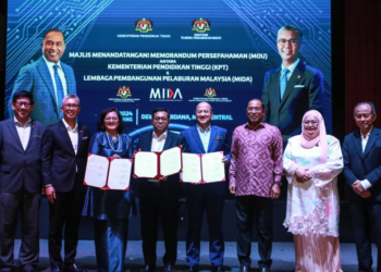TENGKU Zafrul Tengku Abdul Aziz (dua dari kiri) dan Zambry Abdul Kadir (tiga dari kanan) pada majlis  menandatangani Memorandum MoU antara KPT dan MIDA di sini hari ini.
