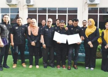 KHAIRUNNISA Ibno Masooda (dua dari kanan) bersama penerima anugerah pada Perhimpunan Bulanan PPSPM di Pengkalan Rama, Melaka. – UTUSAN/AMRAN MULUP