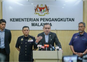 ANTHONY Loke Siew Fook pada sidang akhbar penguatkuasaan peraturan permit kemasukan kenderaan motor asing (VEP) di sempadan darat Malaysia-Singapura di Putrajaya, hari ini. - UTUSAN/FAISOL MUSTAFA