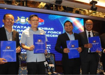 Mohamad Fazli Mohamad Salleh (tiga, kiri) menunjukkan PlanMalaysia@Johor pada  sidang media selepas mempengerusikan Mesyuarat Penyelarasan Task Force Projek Berimpak Tinggi Negeri Johor di Forest City Golf Hotel, Iskandar Puteri, hari ini. - UTUSAN/RAJA JAAFAR ALI