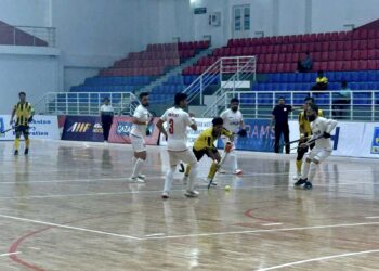 PEMAIN Hoki dalam dewan negara cuba melepasi kawalan pertahanan Iran dalam aksi final Piala Asia 2024 di  di Taldykorgan, Kazakhstan.-IHSAN KHM