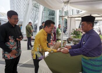 MOHD. Na'im Mokhtar menyantuni warga Jabatan Perdana Menteri (Hal Ehwal Agama) pada majlis Aidilfitri di Putrajaya. - UTUSAN/FAISOL MUSTAFA