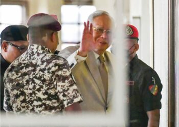 Najib Tun Razak hadir ke Mahkamah Tinggi bagi perbicaraan kes saman SRC International terhadapnya, semalam. – UTUSAN/SHIDDIEQIIN ZON