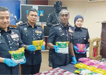 M. Kumar (tiga, kiri) menunjukan berjenis-jenis dadah yang dirampas dalam sidang akhbar di Pusat  Media Ibu pejabat Polis Kontinjen Johor (IPK) di Johor Bahru, semalam. – UTUSAN/BAAZLAN IBRAHIM