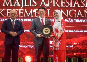 NGA Kor Ming menyampaikan Anugerah Perkhidmatan Cemerlang kepada Nurhana Hashim pada Majlis Aspresiasi Kecemerlangan Tahun 2023 Kementerian Perumahan dan Kerajaan Tempatan (KPKT) di Putrajaya, hari ini. Hadir sama,  Ketua Setiausaha KPKT, Datuk M Noor Azman Taib. - UTUSAN/FAISOL MUSTAFA