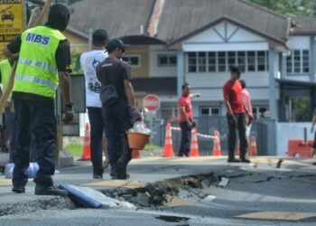 MASALAH keretakan jalan membimbangkan penduduk di Taman Sri Kamban, Seremban. - UTUSAN/MOHD. SHAHJEHAN MAAMIN