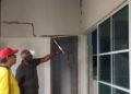 N. MUNIANDI dan Osrizam Othman menunjukkan keretakan pada struktur bahagian dinding rumah di Vila Bukit Negeri, Senawang, Seremban, Negeri Sembilan. – UTUSAN/NUR SHARIEZA ISMAIL