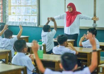 KEKERAPAN memasuki kelas dan kesediaan guru  untuk mengajar menunjukkan sikap proaktif dalam sistem pendidikan negara. – UTUSAN/MOHD. SHAHJEHAN MAAMIN